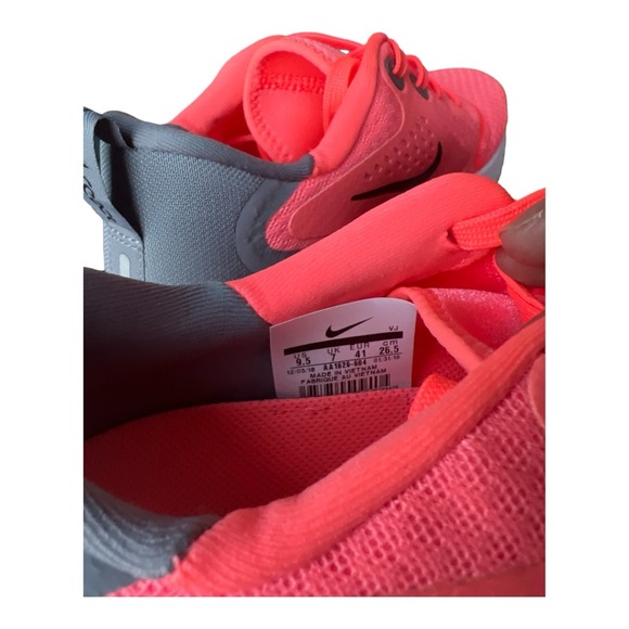 Nike Women’s Legend React Sneakers Size 9.5. New in box - Picture 4 of 7